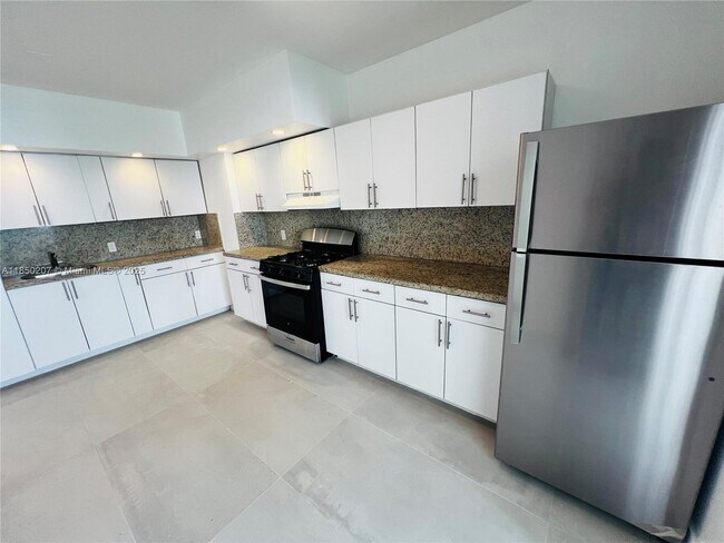 Building Photo - 2045 Calais Dr