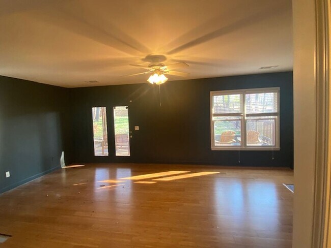 Building Photo - Coming Soon! Great home near the lake and ...