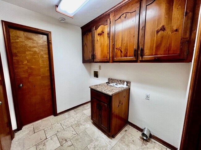 Building Photo - 4 bedroom ranch in the desirable Bellamy W...