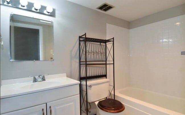Building Photo - Well-Appointed 2 Bed 1 Bath Condo In Vibra...