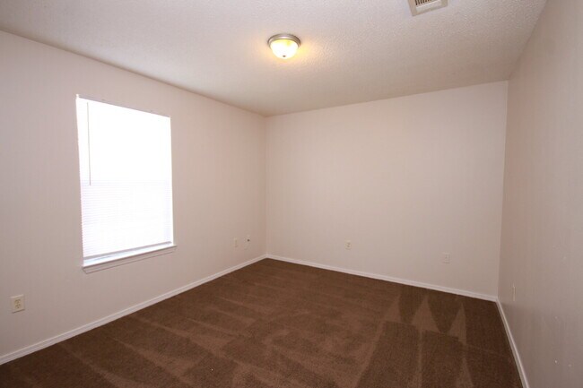 Building Photo - 3 Bedroom Home with Fenced Yard Near Downt...