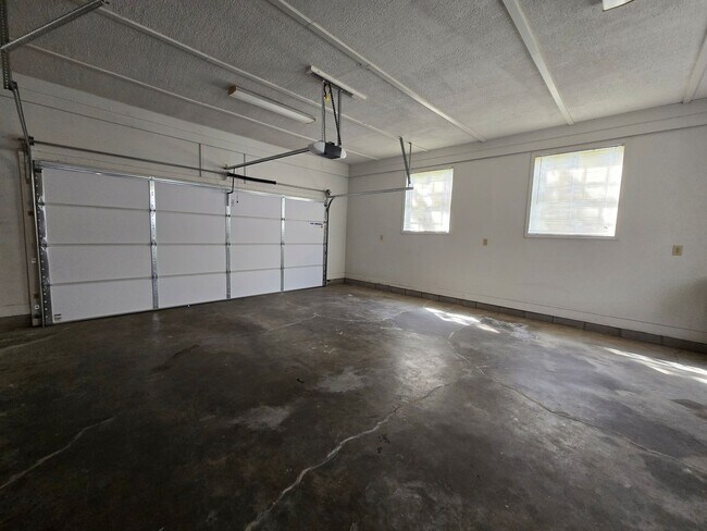 Building Photo - 3/2 One Level Home w/ Spacious, Level Lot!