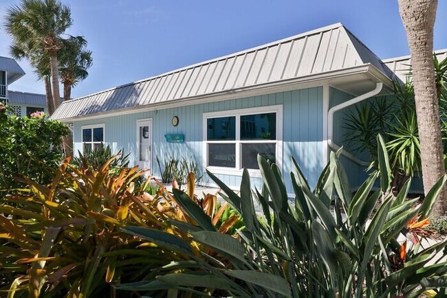 Building Photo - Intracoastal 2 bed/ 2 ba condo with lots o...