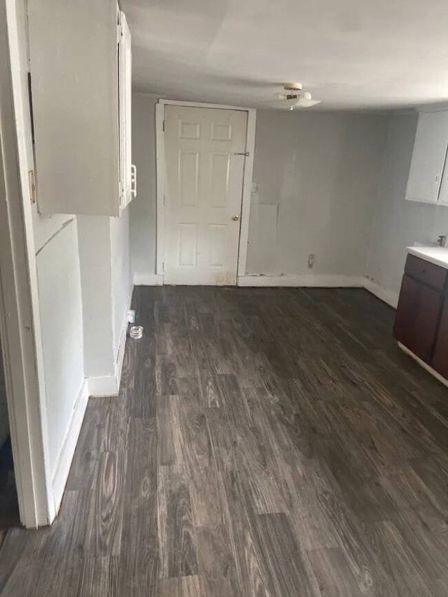 Building Photo - 2 Bedroom 1 Bathroom