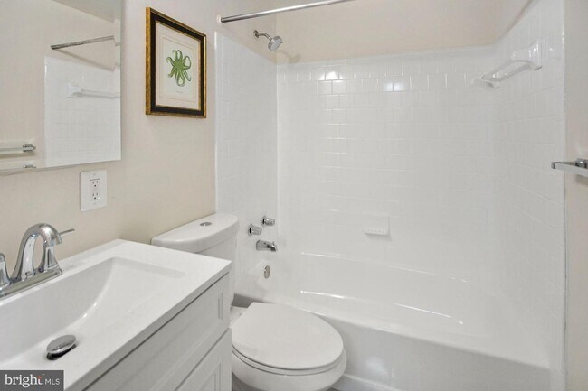 Bathroom Pic 1 - 1792 Dutch Village Dr