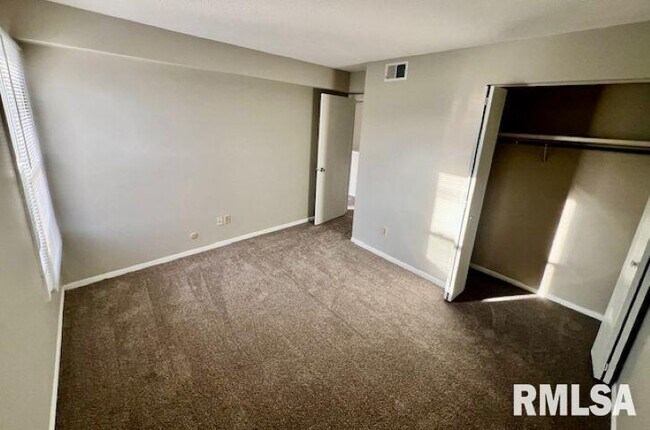 Building Photo - 2608 W Willowlake Dr