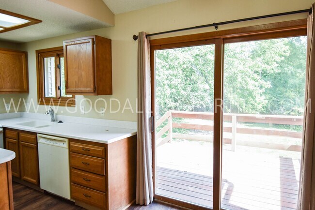 Building Photo - 3 Bedroom, 1.5 Bath Home in West Des Moines