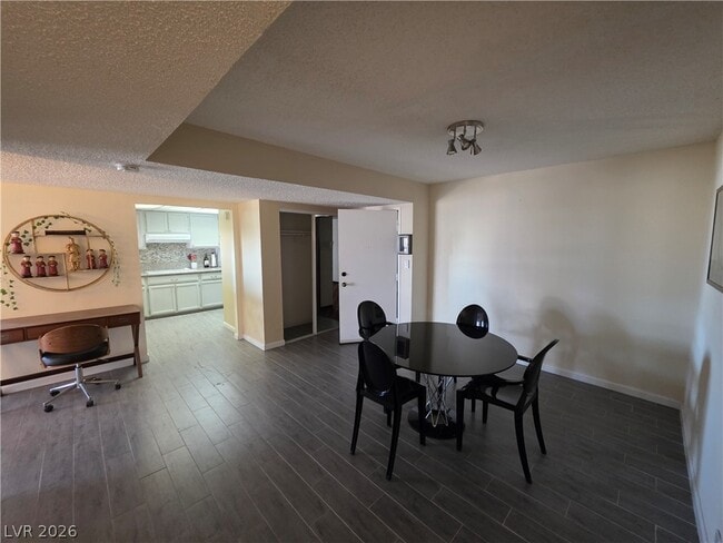 Building Photo - 750 S Royal Crest Cir