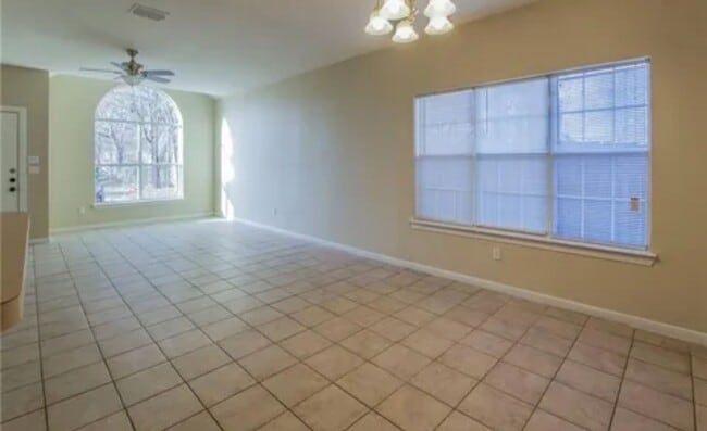 Building Photo - AVAILABLE NOW! (SECTION 8 ACCEPTED)