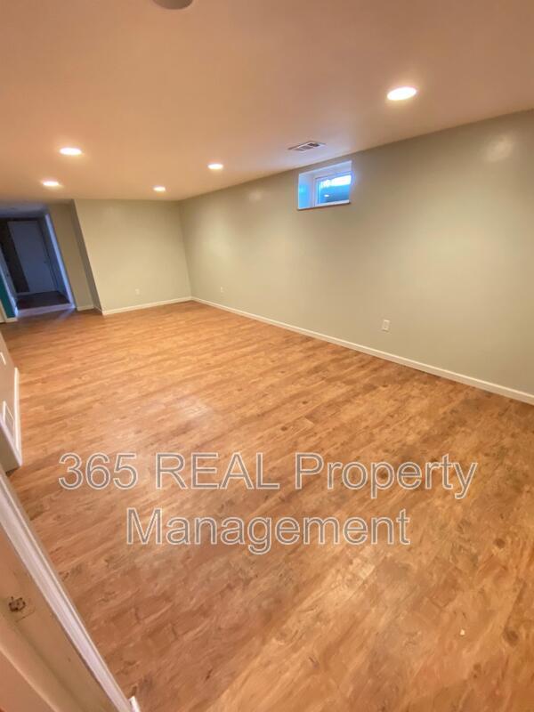 Building Photo - 301 Olive Ln