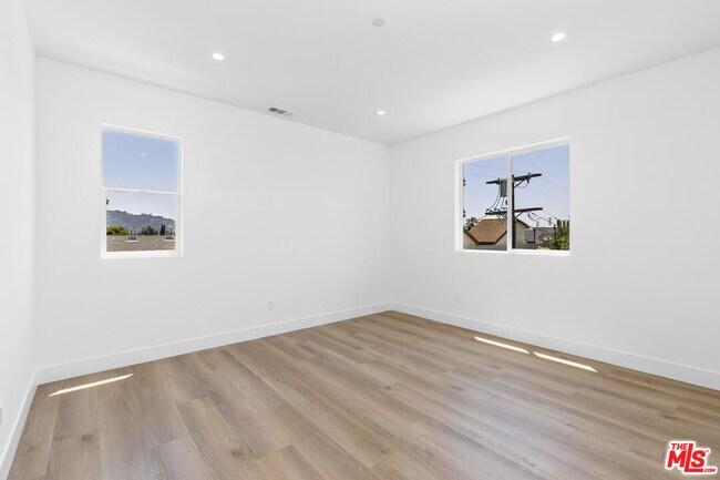 Building Photo - 5048 Cleon Ave