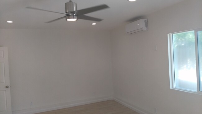 Ceiling fan - 22638 Saticoy St