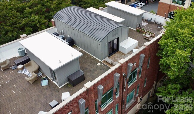 Building Photo - 2133 Southend Dr