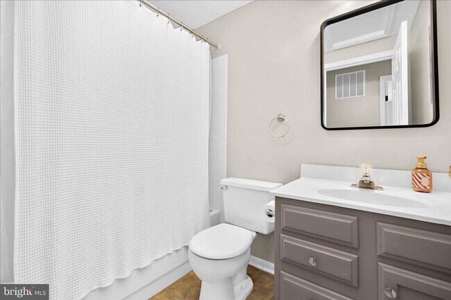 Building Photo - Beautiful End Unit Townhome in Bluffs At Deep Creek!