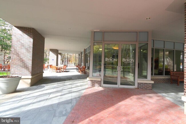 Building Photo - 513 W Broad St