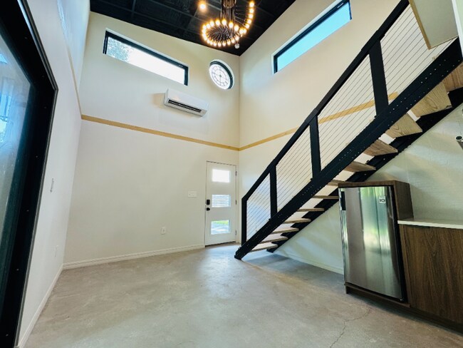 Building Photo - 2212 Henderson Dr