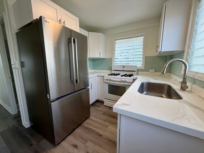 Building Photo - Newly Renovated 3BR Kapahulu Home with Private Yard and Gated Parking Near Waikiki