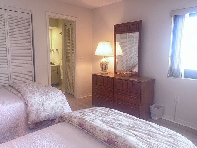 Building Photo - 2BR/2BA Condo on the Gulf in MacArthur Beach