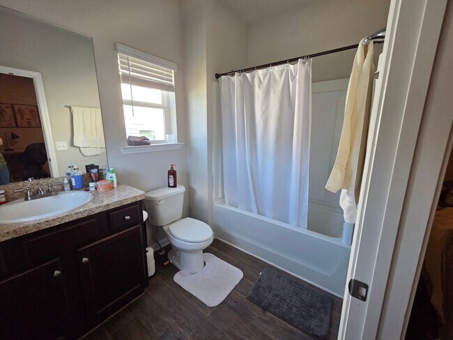 Building Photo - Gorgeous 3 bedroom home!