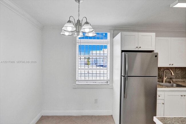Building Photo - 713 Collins Ave