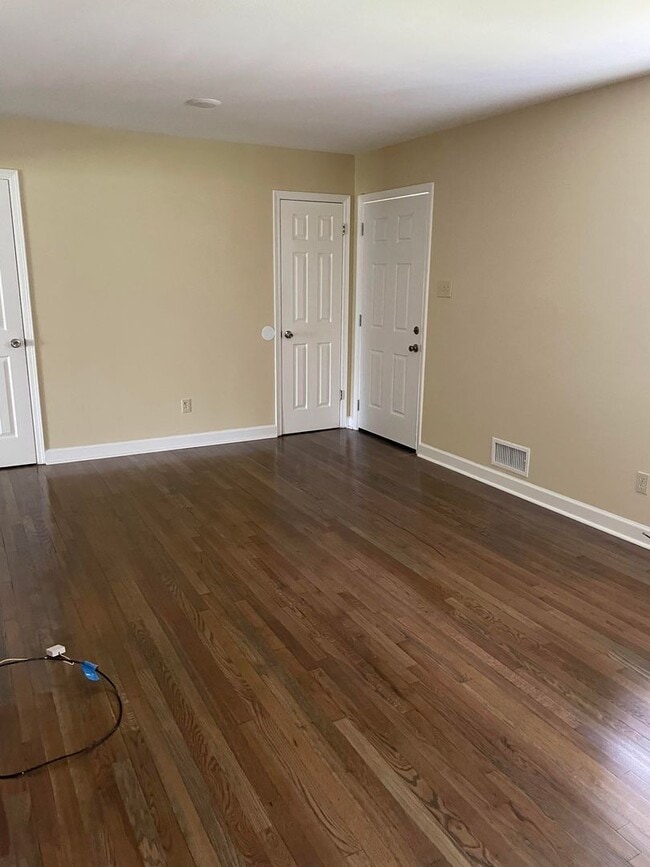 Building Photo - Charming Three Bedroom Brick Ranch in Colu...