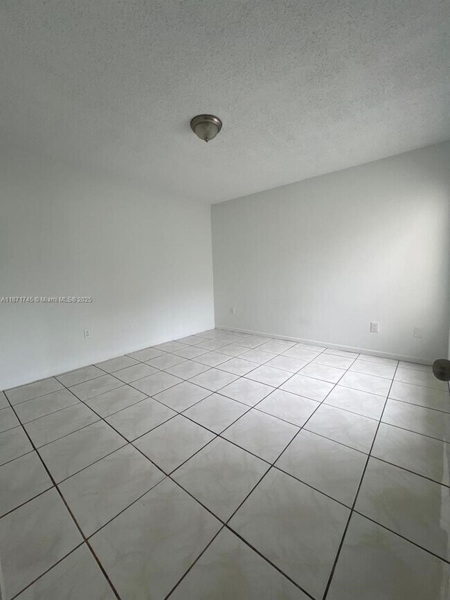 Building Photo - 526 NW 99th Ct