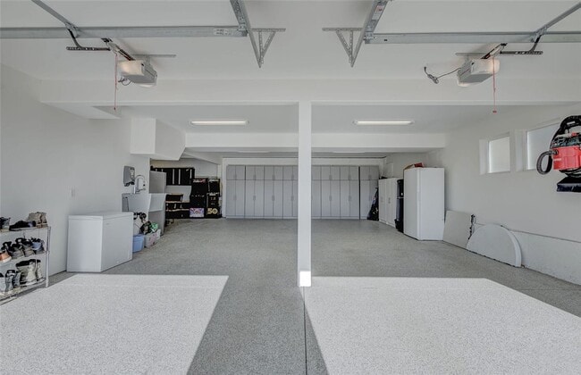 Building Photo - Beautiful 3+ bed, 3 bath home with 4 car garage, VIEWS, chef's kitchen and much more!
