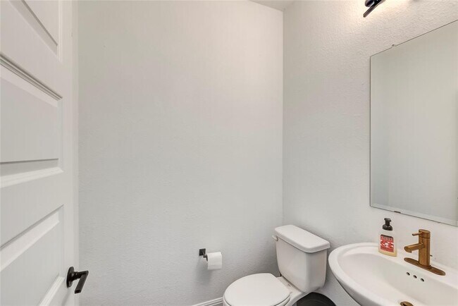 Building Photo - 533 Pickrell Lp