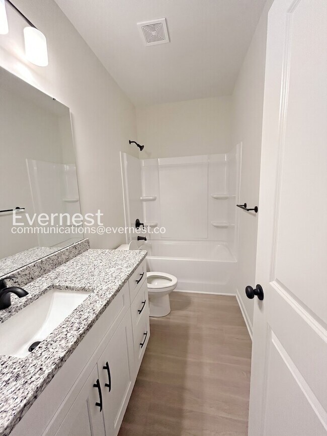 Building Photo - 3 Bed/2 Bath Home with Off-Street Parking / Pet-Friendly / Vouchers Accepted / Coming Soon!