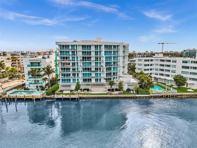 Primary Photo - 9821 E Bay Harbor Dr