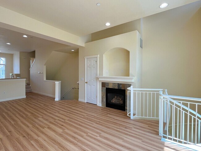 Building Photo - $300-off one month's rent! 2 Bed / 2.5 Bat...