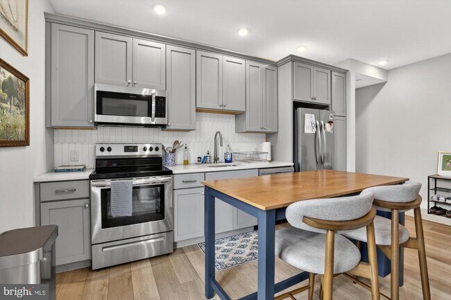 Building Photo - 6712 Ridge Ave