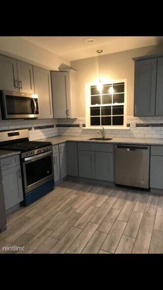 Building Photo - 372 Walnut St