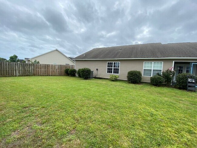Building Photo - Welcome to this stunning 3-bedroom, 2-bathroom home located in Courntey Pines
