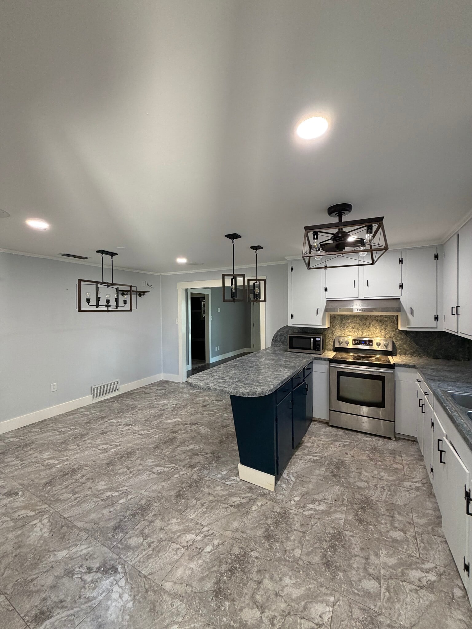 Building Photo - 200 Cowles St