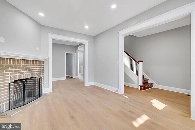 Building Photo - 727 Otis Pl NW