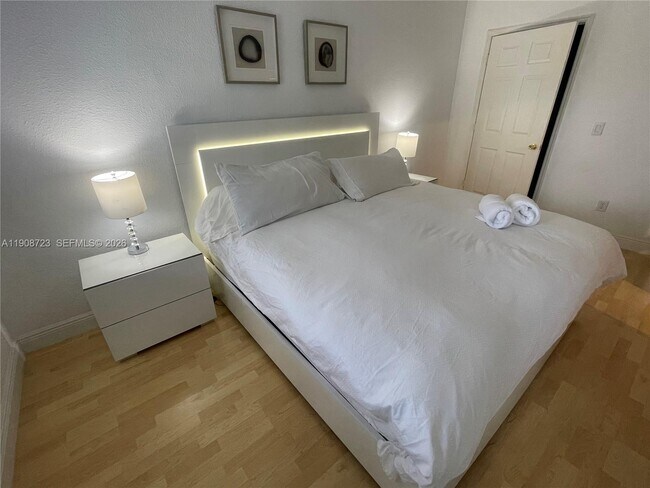 Building Photo - 3255 NE 184th St