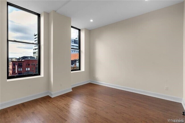 Building Photo - 674 Main St