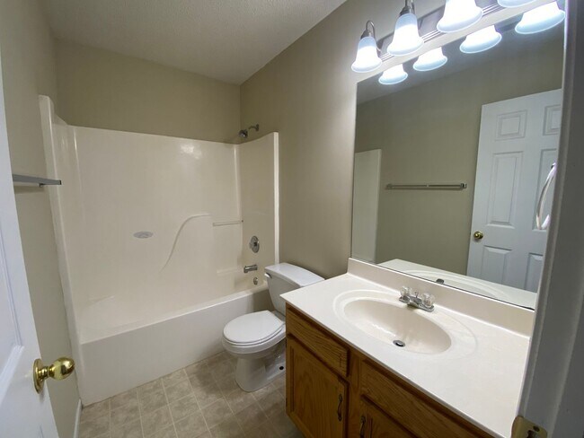 Building Photo - 3BR/2BA with neighborhood pool included!