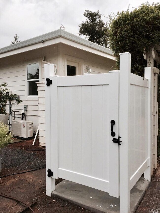 Building Photo - 419 Dry Creek Rd