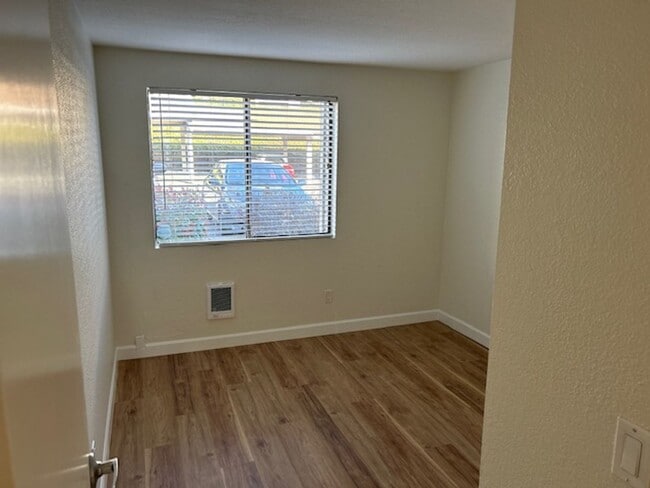 Building Photo - View of Renton Valley 2b/1.5ba Condo ***COMING SOON***