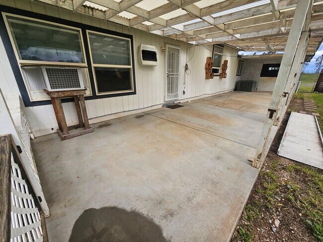 Building Photo - Spacious Home on 5 Acres For Rent!