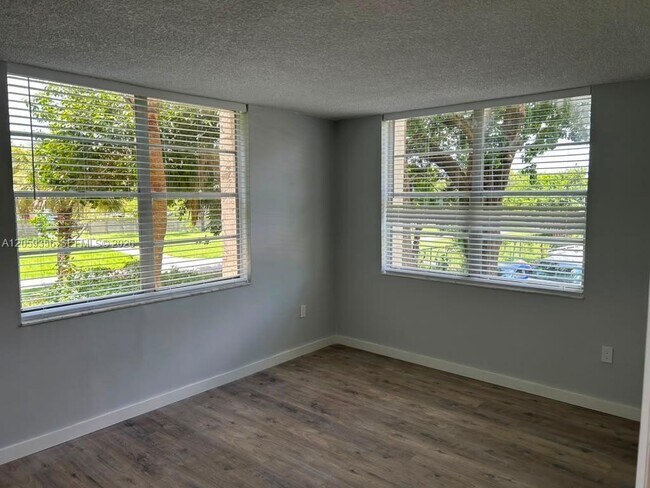 Building Photo - 9320 Fontainebleau Blvd