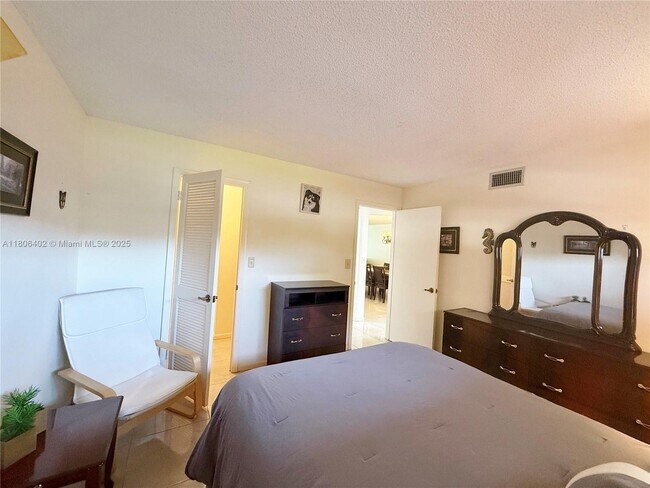 Building Photo - 9820 S Hollybrook Lake Dr