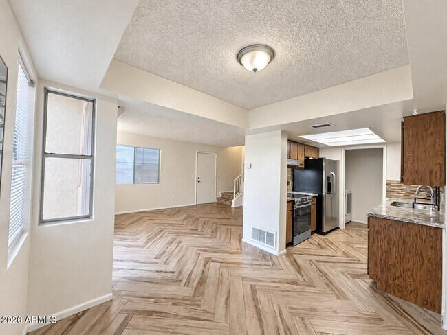 Building Photo - 5934 N 48th Ln