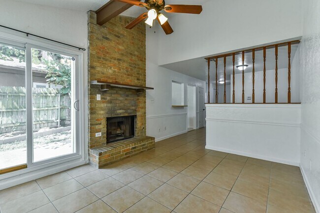 Building Photo - 1128 Royal Crest Dr