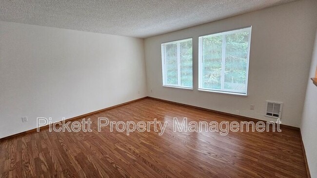 Building Photo - 1155 Silverleaf Ct E