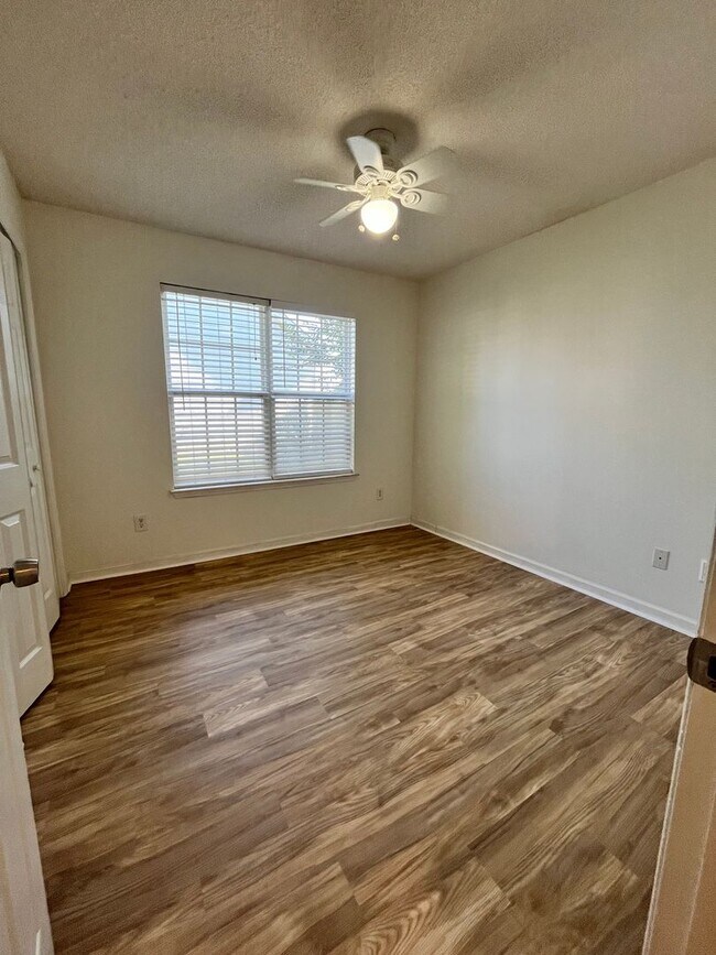 Building Photo - 715 Sark Dr