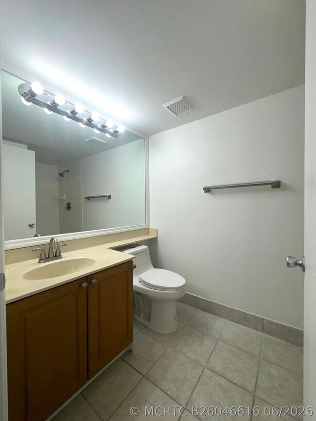 Building Photo - 1300 Crestwood Ct S