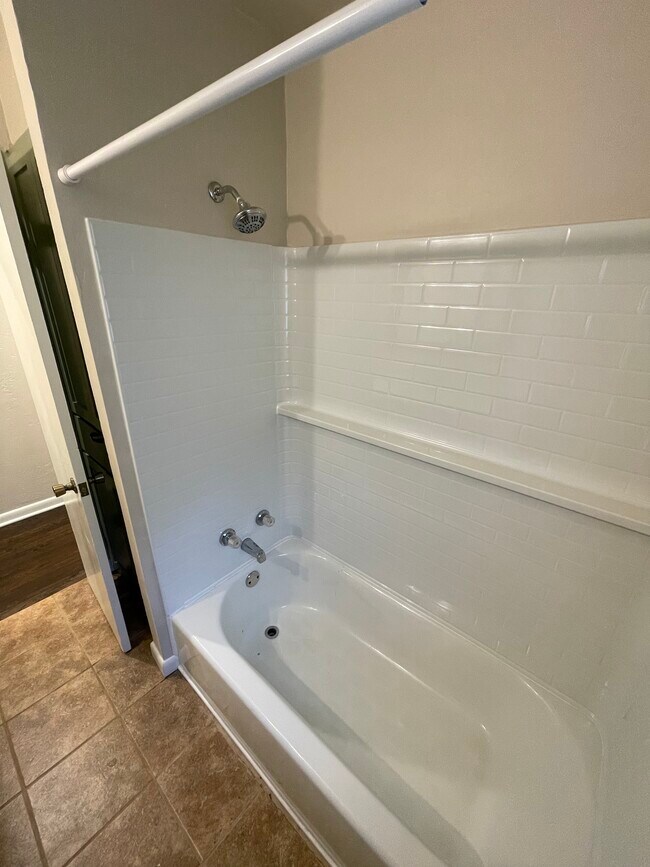 Building Photo - 512 Manor Dr